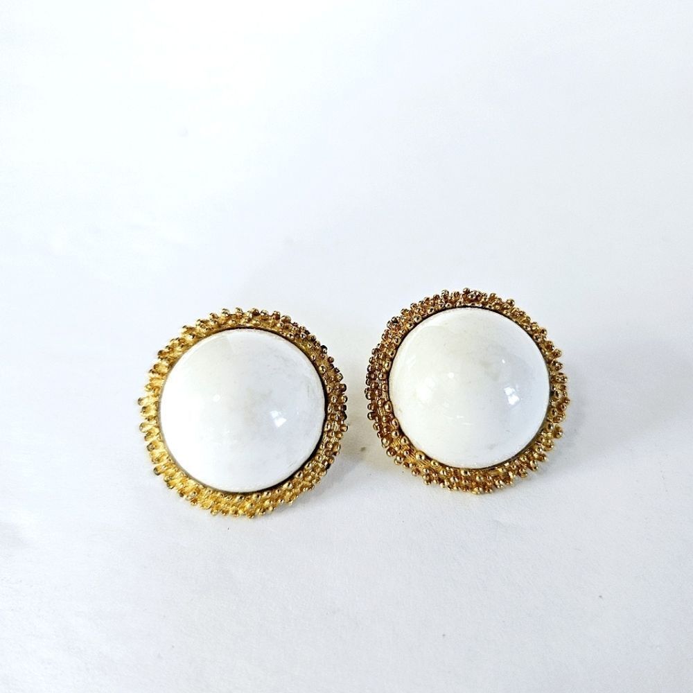 Crown Trifari Vintage 50s Signed Gold Tone Round White Cabochon Clip On Earrings